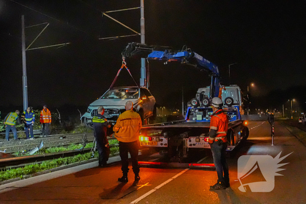 Auto vliegt over vangrail en crasht op trambaan