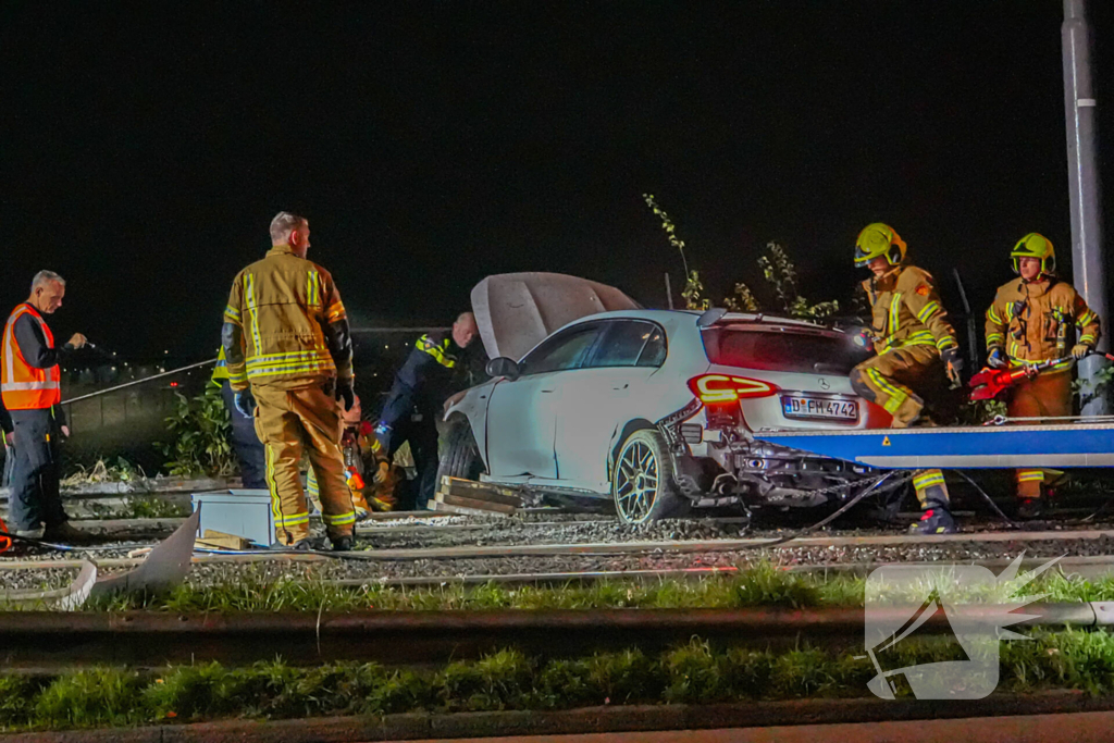 Auto vliegt over vangrail en crasht op trambaan