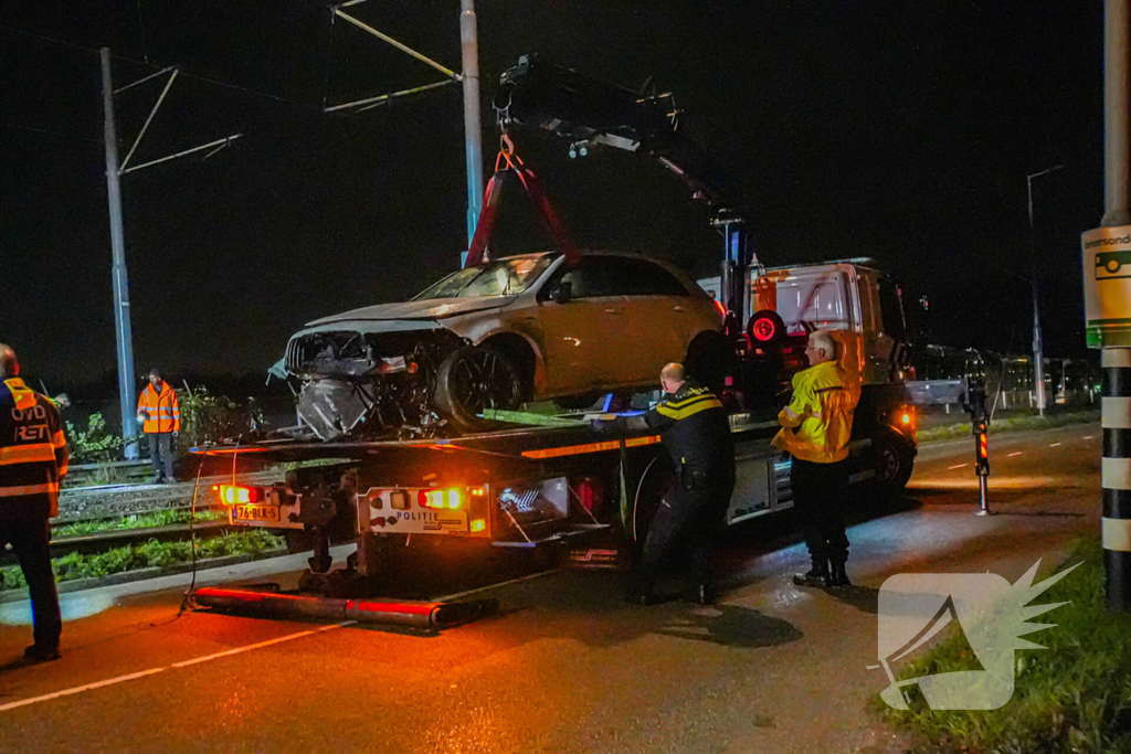 Auto vliegt over vangrail en crasht op trambaan