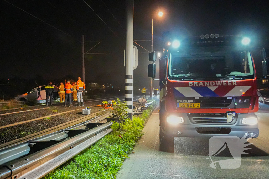 Auto vliegt over vangrail en crasht op trambaan