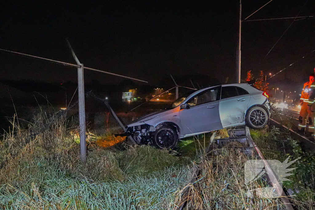 Auto vliegt over vangrail en crasht op trambaan