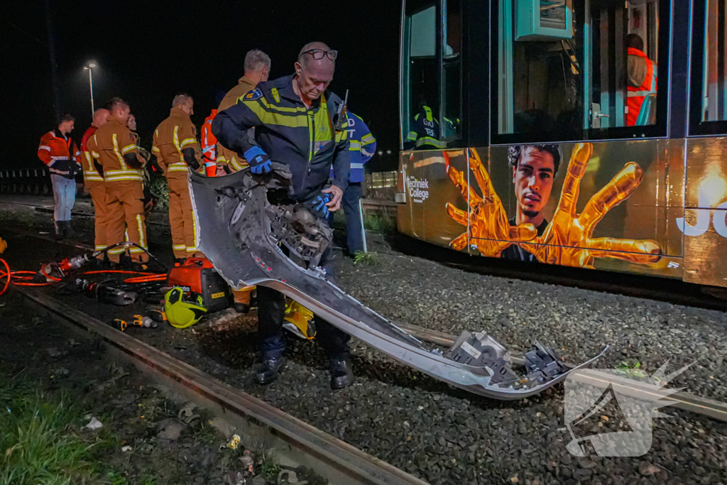 Auto vliegt over vangrail en crasht op trambaan