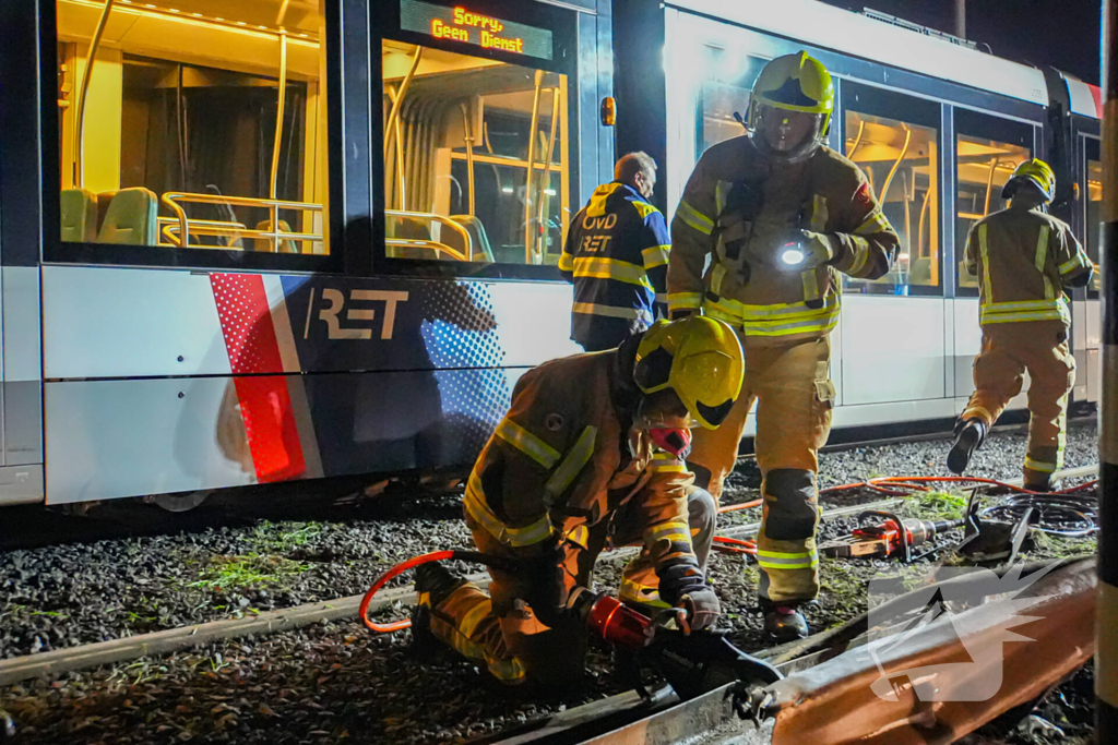 Auto vliegt over vangrail en crasht op trambaan