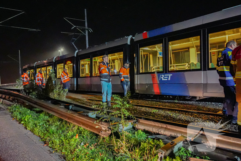 Auto vliegt over vangrail en crasht op trambaan