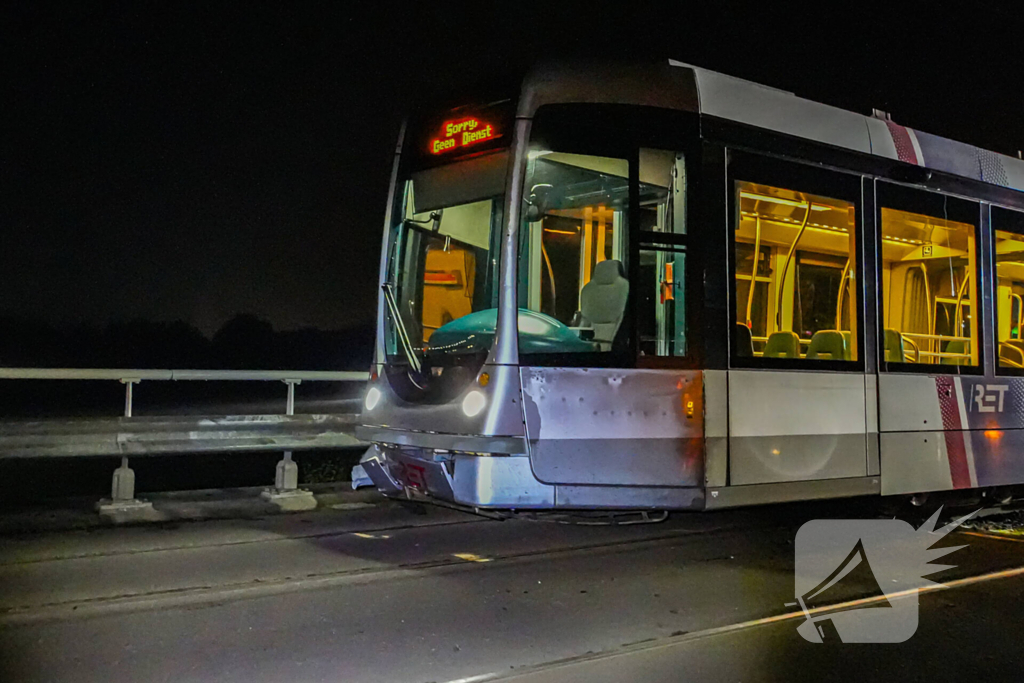 Auto vliegt over vangrail en crasht op trambaan