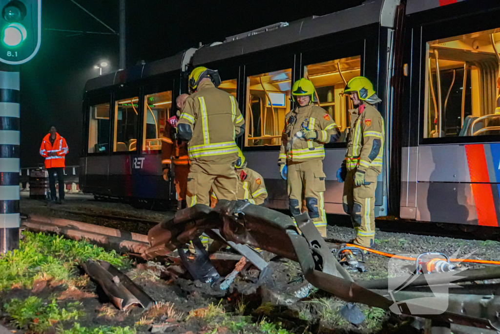 Auto vliegt over vangrail en crasht op trambaan