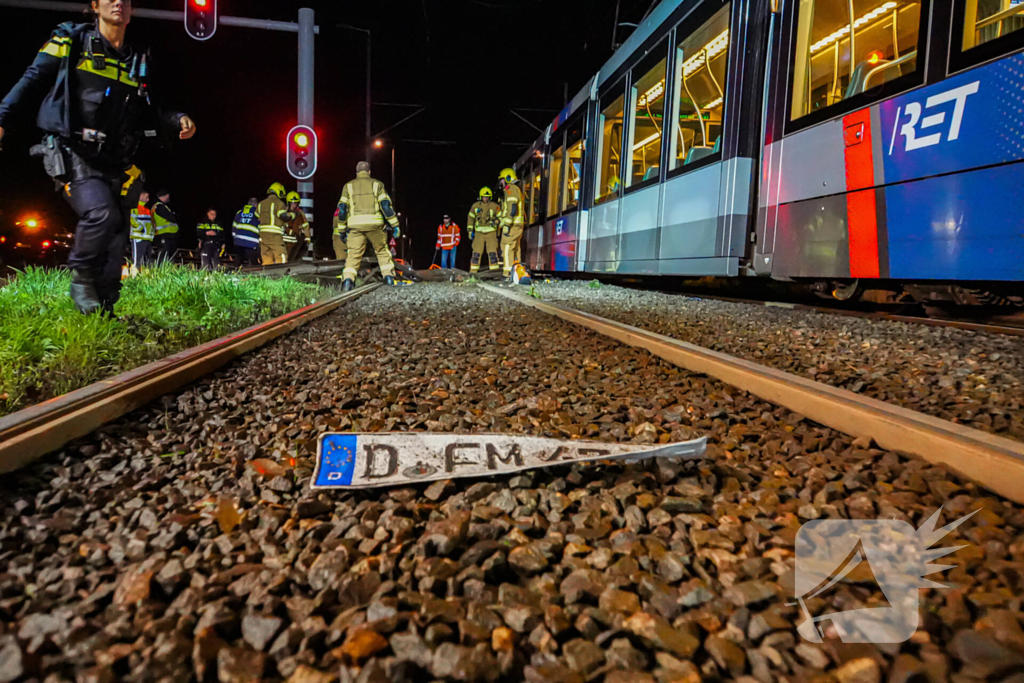 Auto vliegt over vangrail en crasht op trambaan