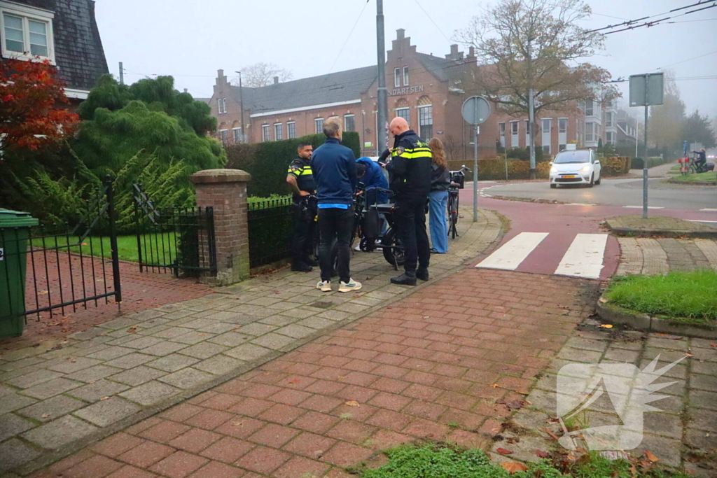 Fatbiker raakt gewond bij botsing met auto op rotonde