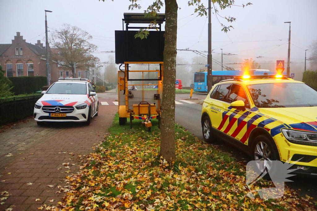 Fatbiker raakt gewond bij botsing met auto op rotonde