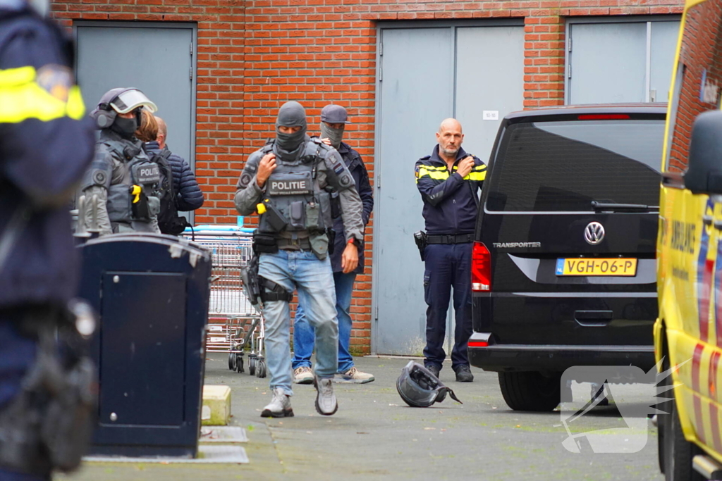 Man met verward gedrag in woning nabij winkelcentrum