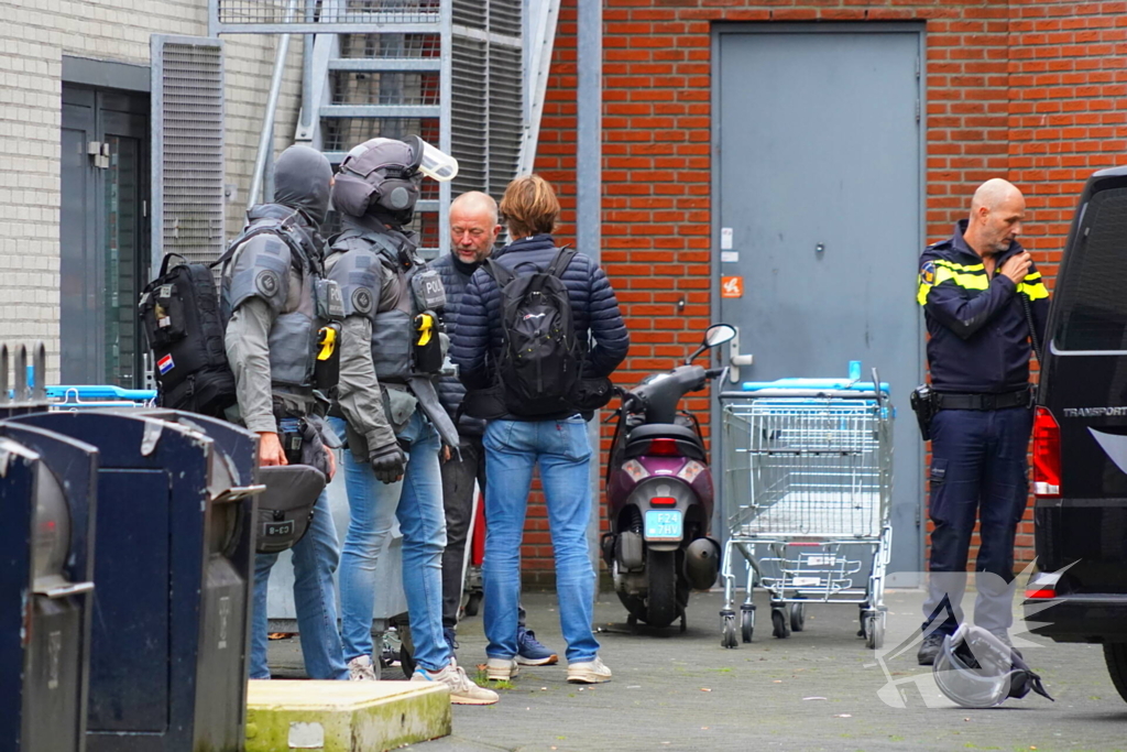 Man met verward gedrag in woning nabij winkelcentrum