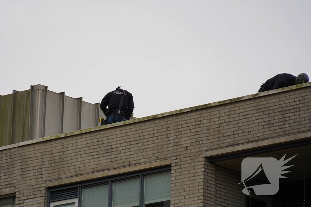 Man met verward gedrag in woning nabij winkelcentrum