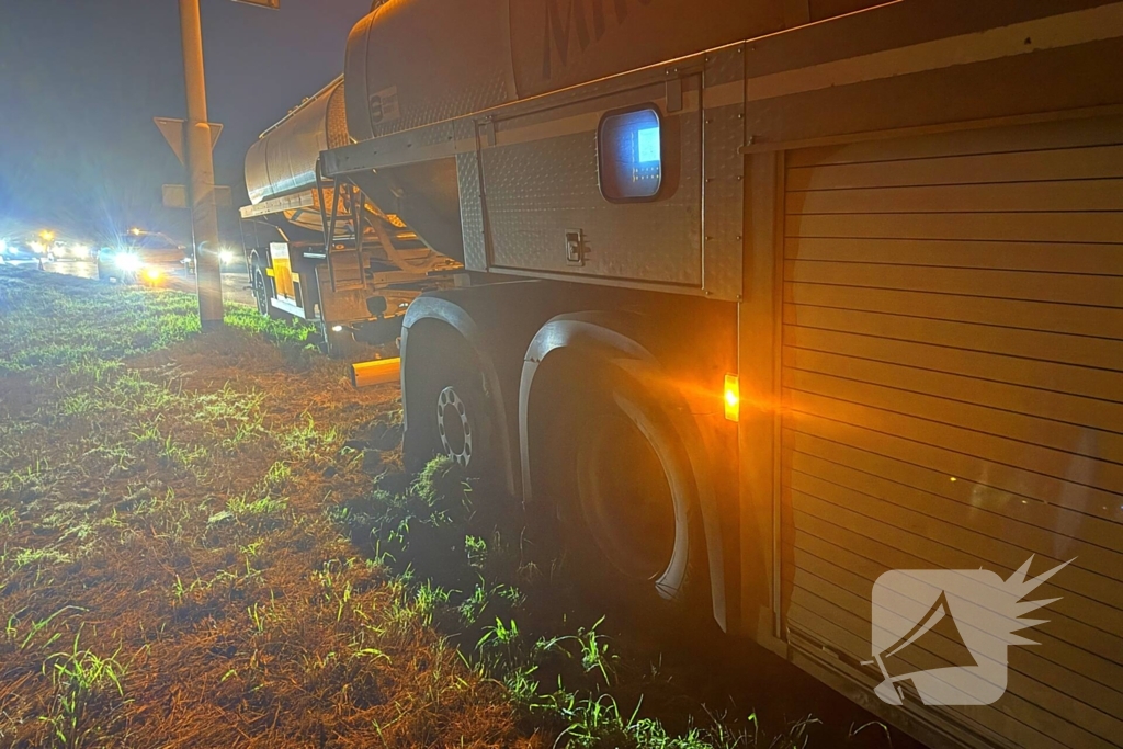 Vrachtwagen belandt in berm door spookrijder