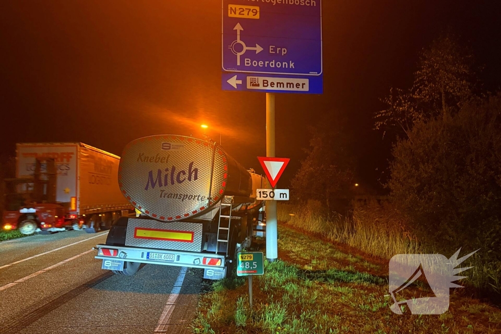 Vrachtwagen belandt in berm door spookrijder