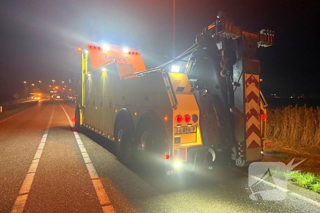 Vrachtwagen belandt in berm door spookrijder