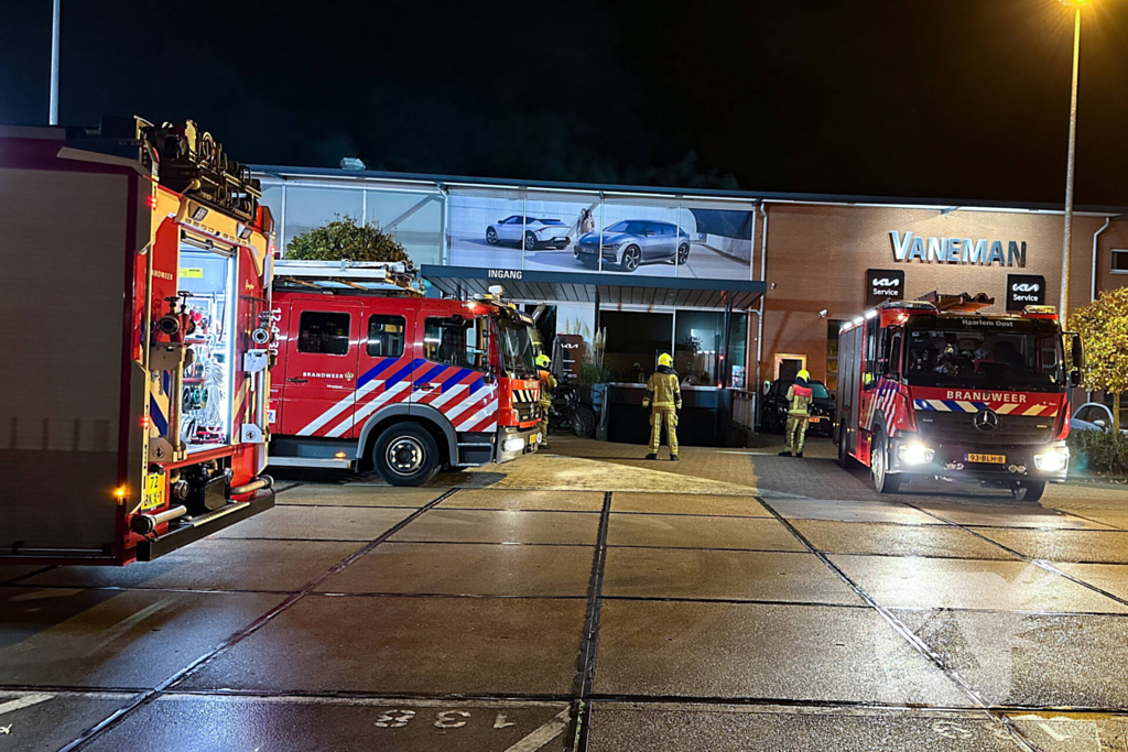 Brandweer schaalt groots op na rook bij autobedrijf