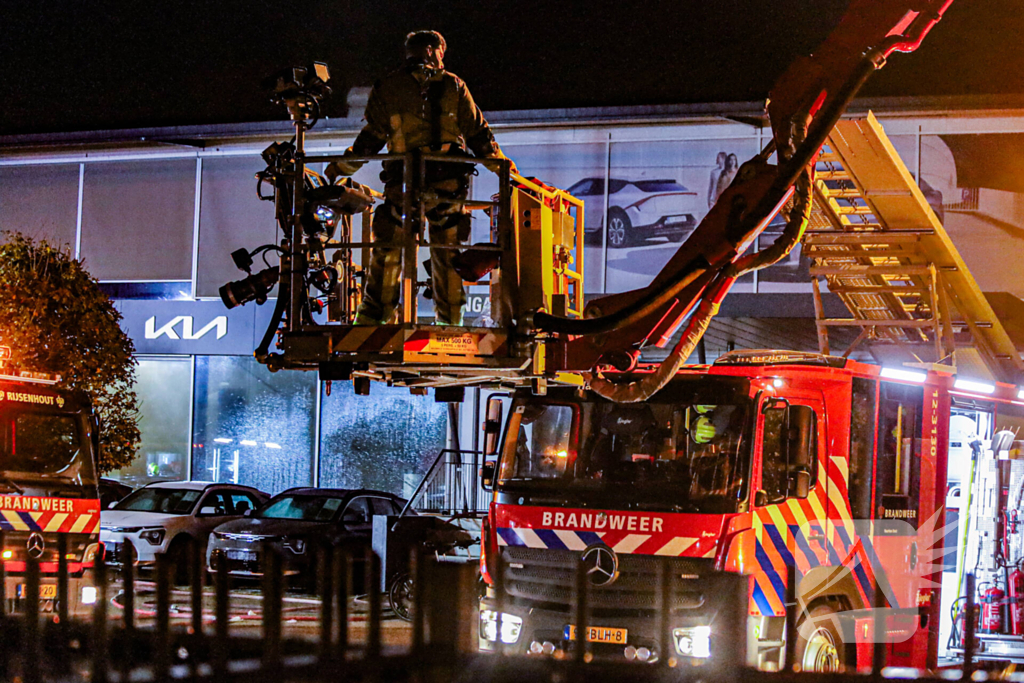 Brandweer schaalt groots op na rook bij autobedrijf