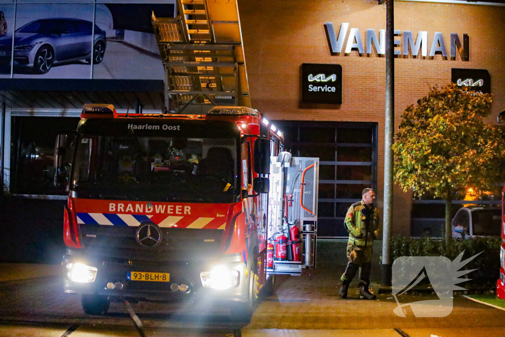 Brandweer schaalt groots op na rook bij autobedrijf