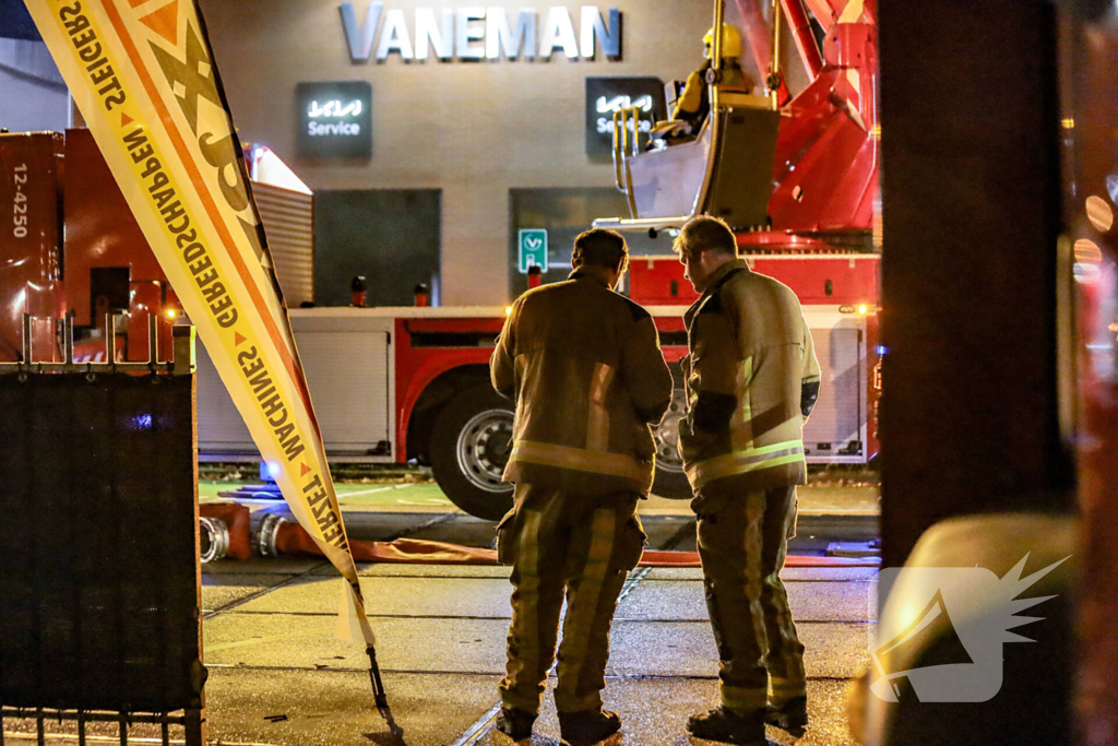 Brandweer schaalt groots op na rook bij autobedrijf