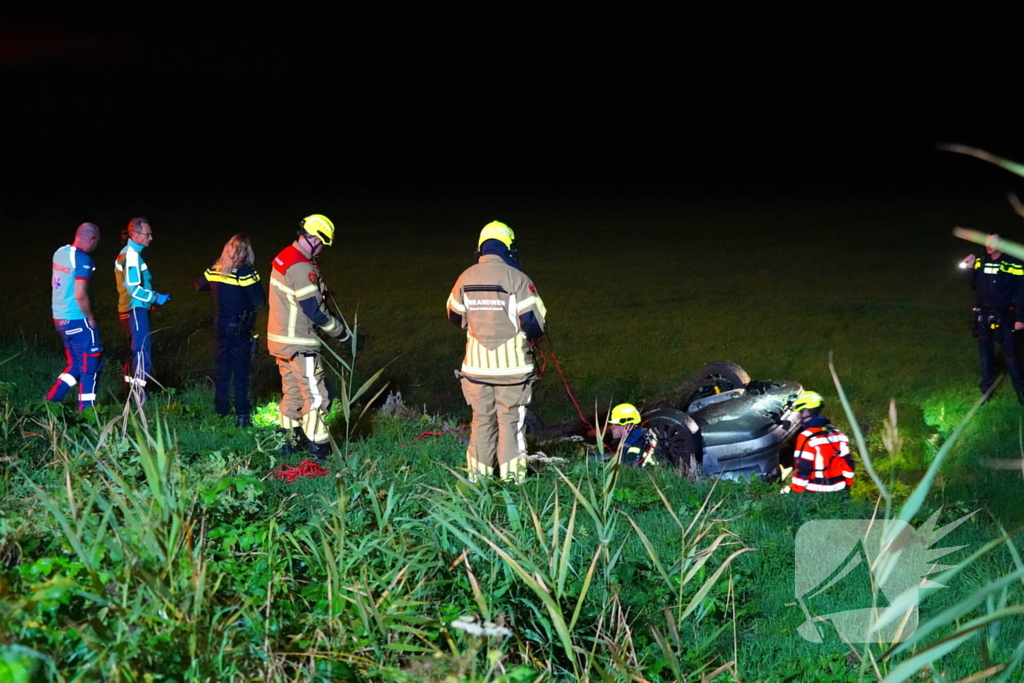 Auto belandt op de kop in sloot, bestuurder spoorloos