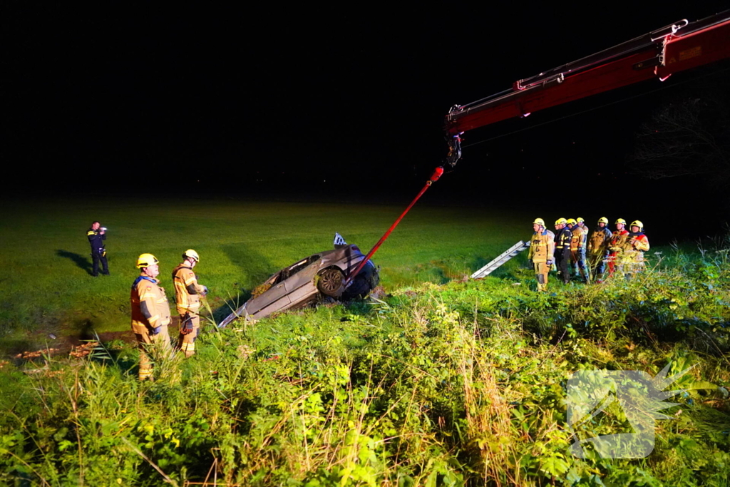 Auto belandt op de kop in sloot, bestuurder spoorloos