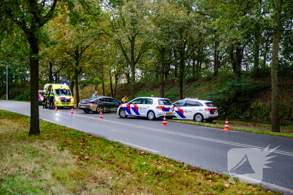 Automobilist verliest macht over stuur en klapt op lantaarnpaal