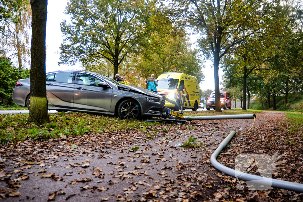 Automobilist verliest macht over stuur en klapt op lantaarnpaal