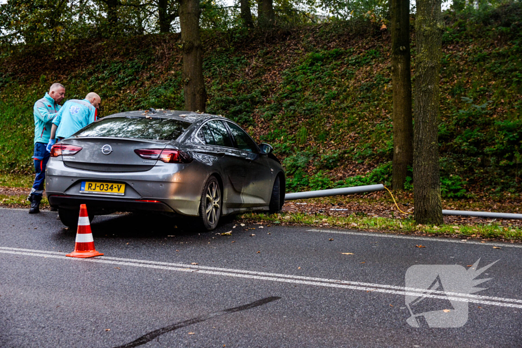 Automobilist verliest macht over stuur en klapt op lantaarnpaal