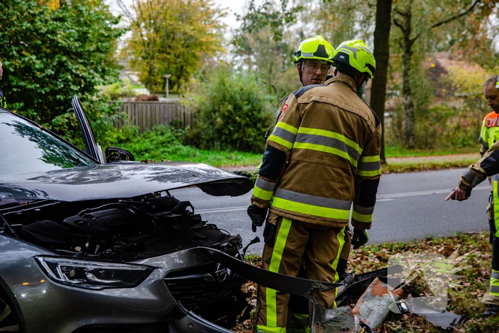 Automobilist verliest macht over stuur en klapt op lantaarnpaal