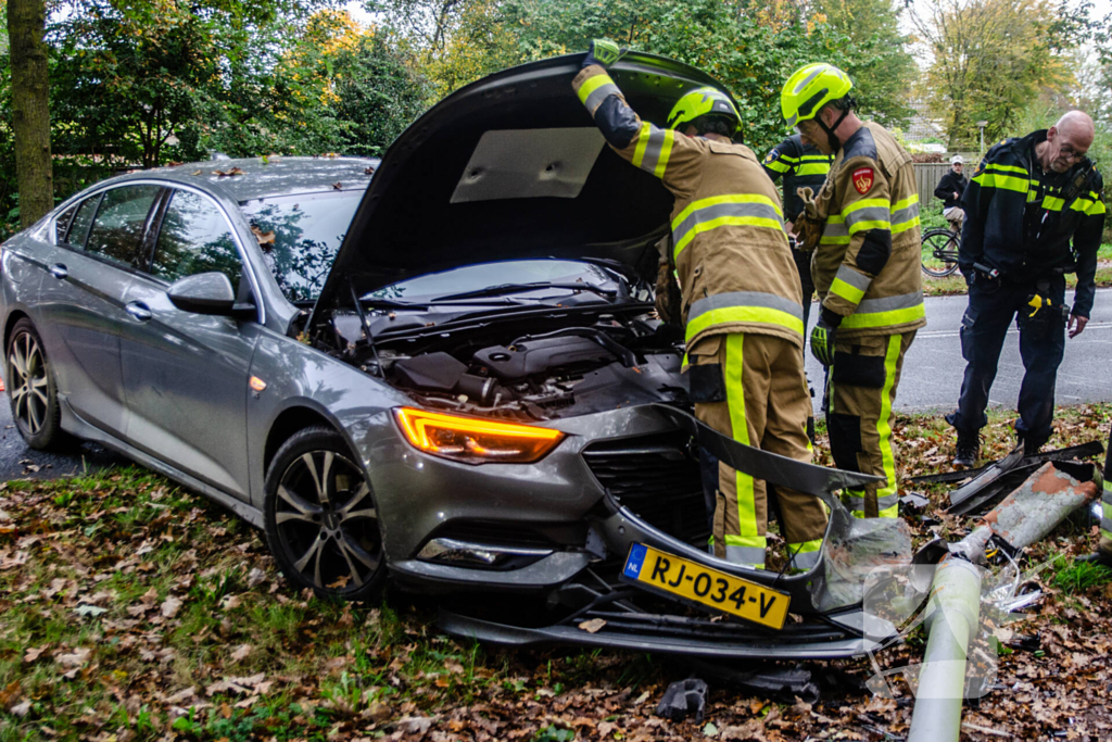 Automobilist verliest macht over stuur en klapt op lantaarnpaal