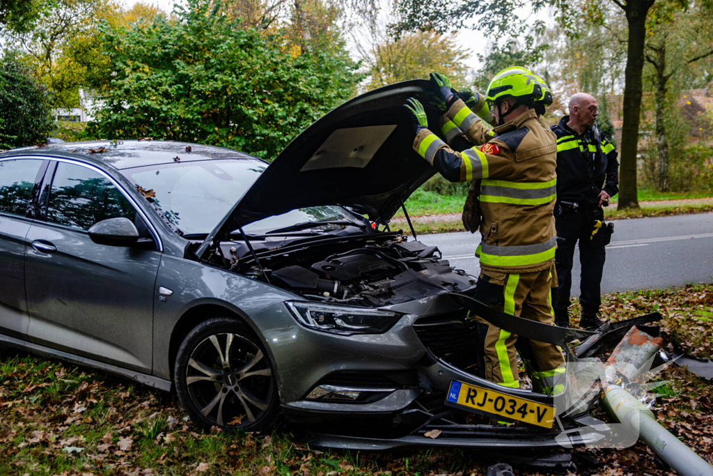 Automobilist verliest macht over stuur en klapt op lantaarnpaal