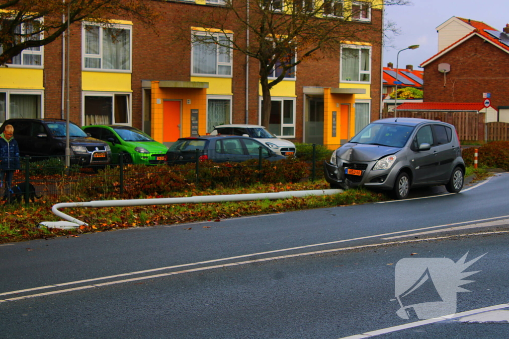 Automobiliste rijdt lantaarnpaal omver