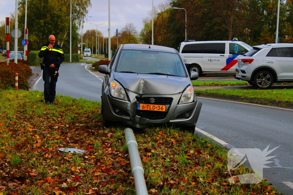 Automobiliste rijdt lantaarnpaal omver