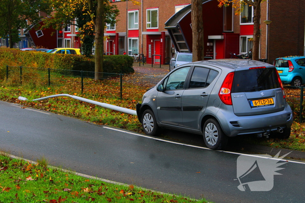 Automobiliste rijdt lantaarnpaal omver