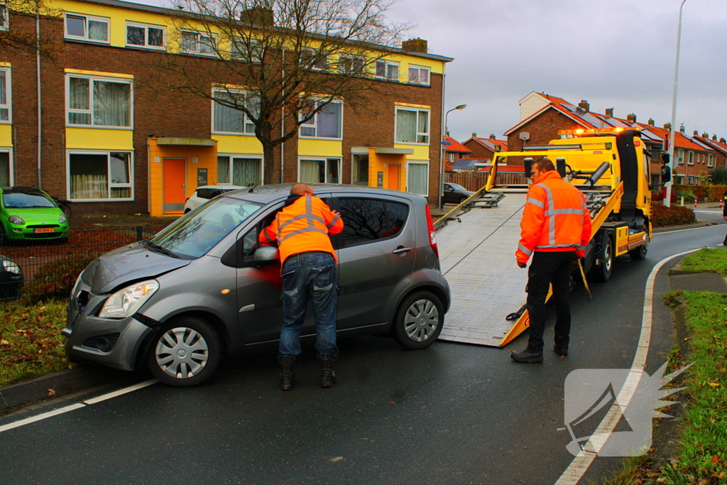 Automobiliste rijdt lantaarnpaal omver