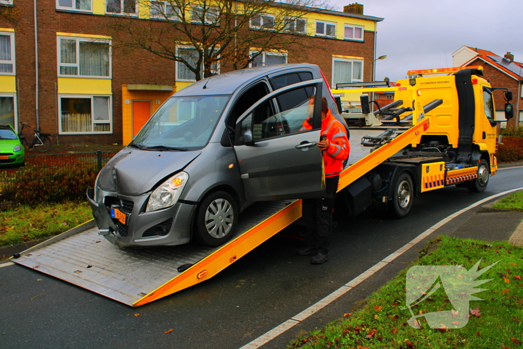 Automobiliste rijdt lantaarnpaal omver