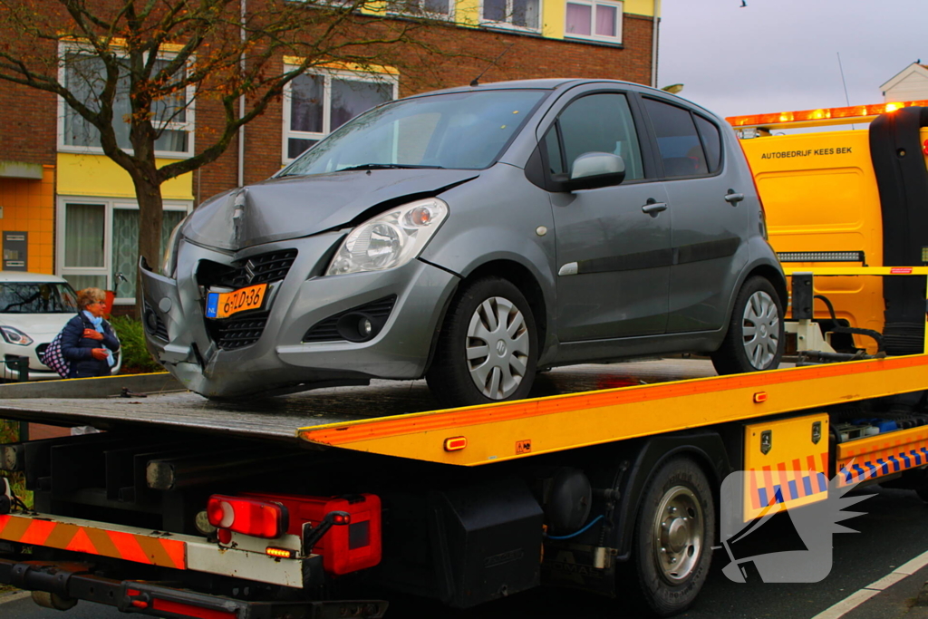 Automobiliste rijdt lantaarnpaal omver