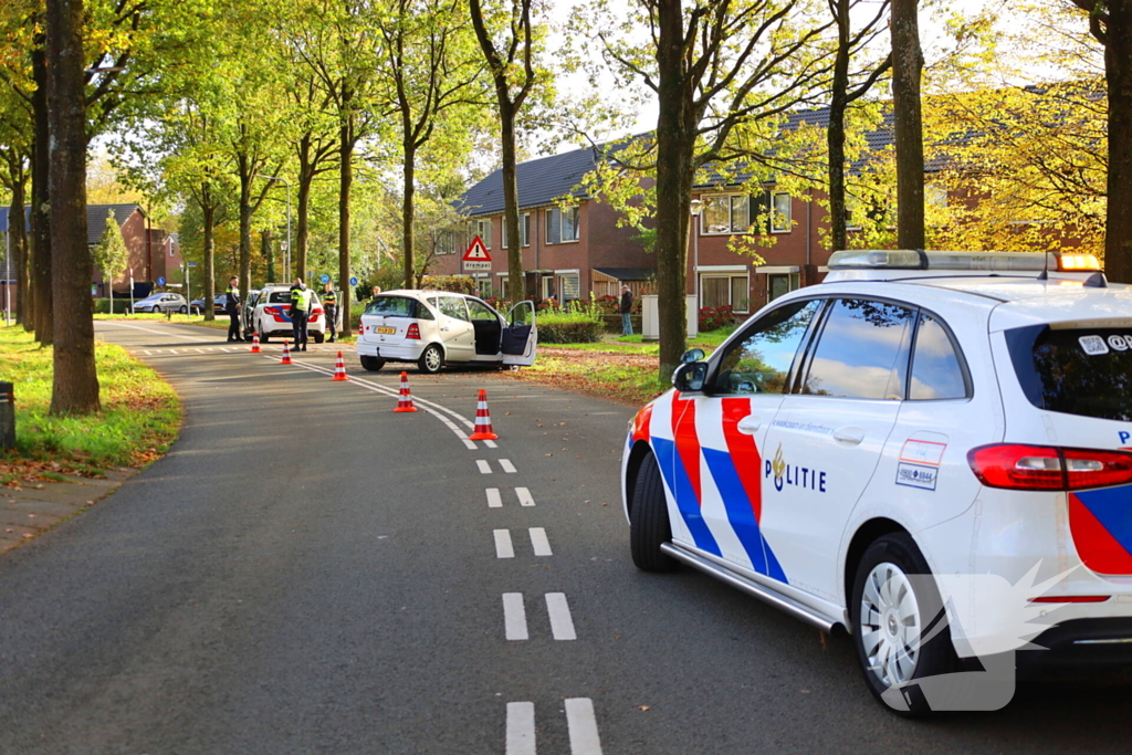 Automobiliste botst tegen boom