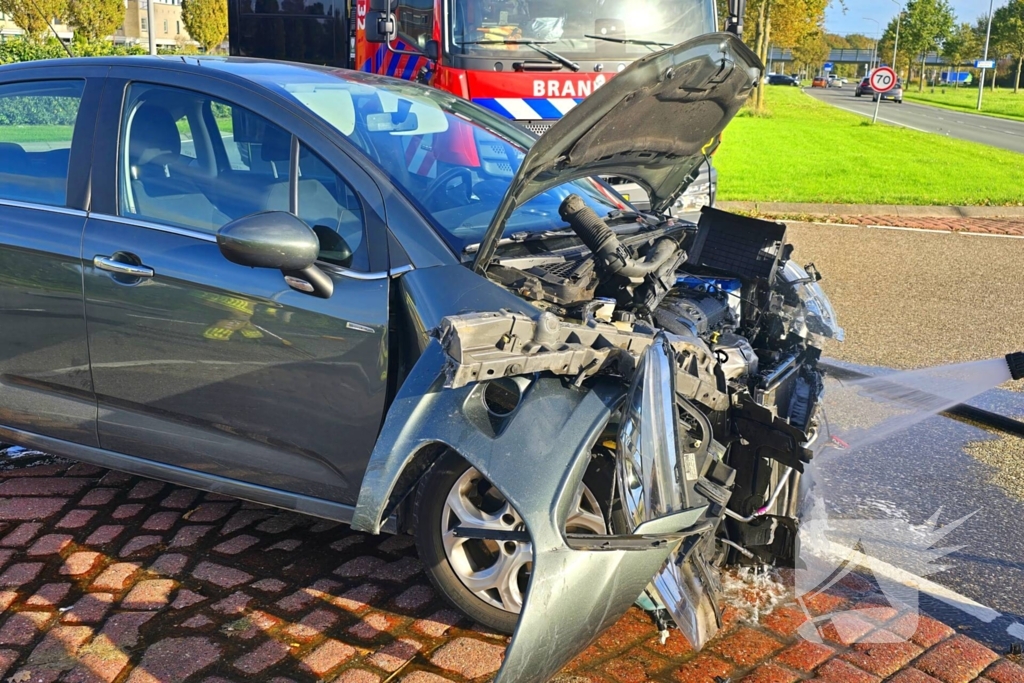 Twee voertuigen botsen op elkaar