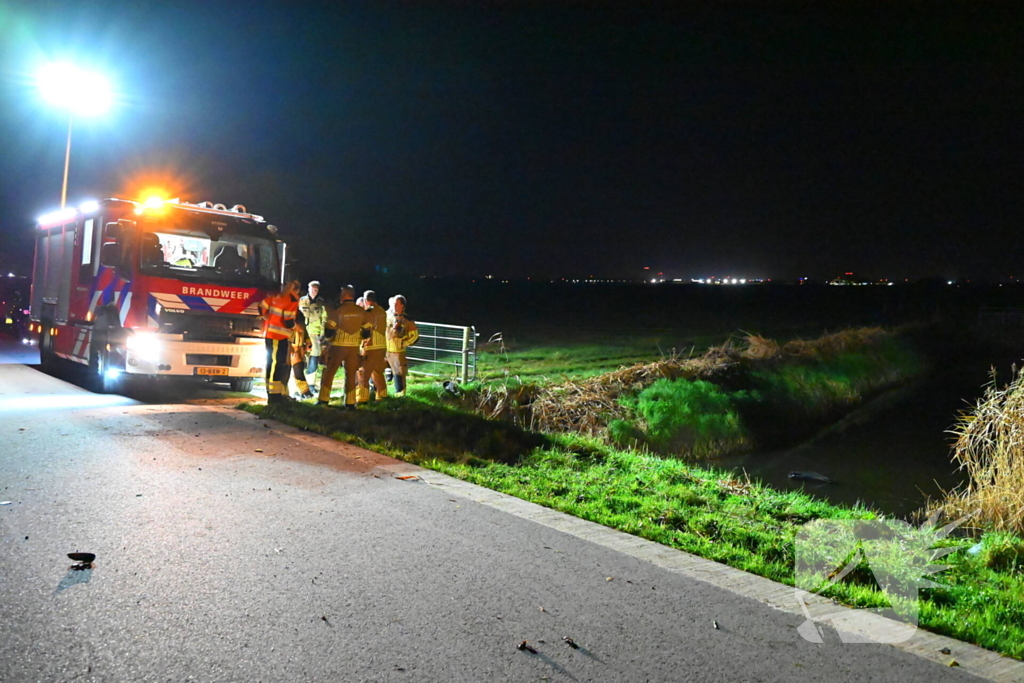 Driewieler motor belandt in sloot