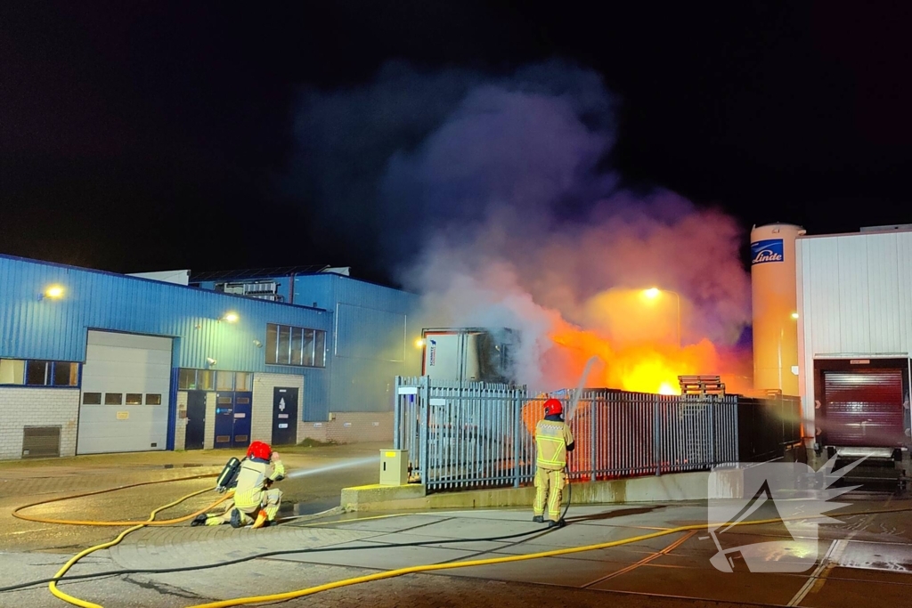 Geparkeerde vrachtwagen door brand verwoest