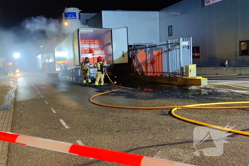 Geparkeerde vrachtwagen door brand verwoest