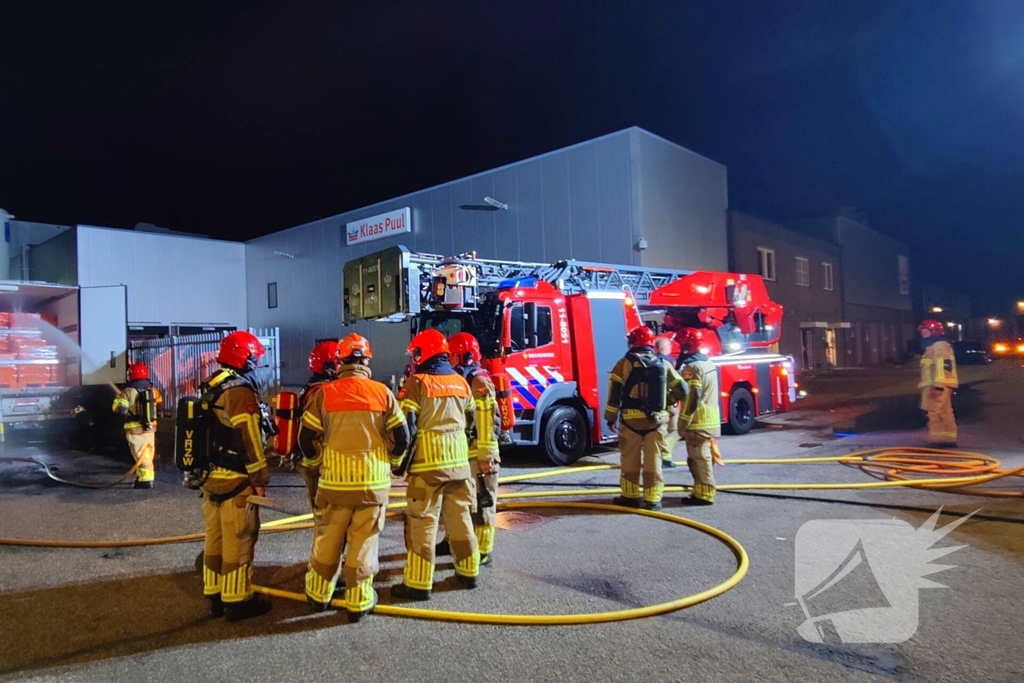 Geparkeerde vrachtwagen door brand verwoest