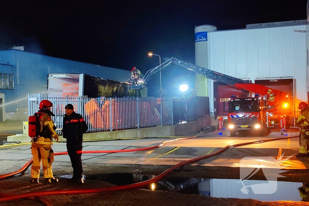 Geparkeerde vrachtwagen door brand verwoest