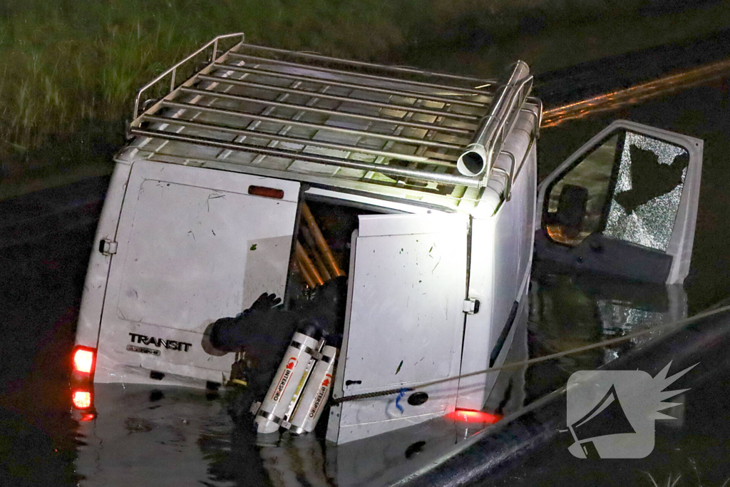 Brandweer bevrijdt te water geraakte bestuurder