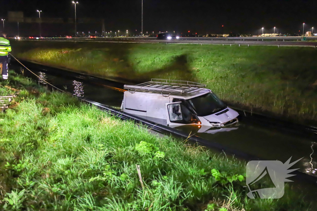 Brandweer bevrijdt te water geraakte bestuurder