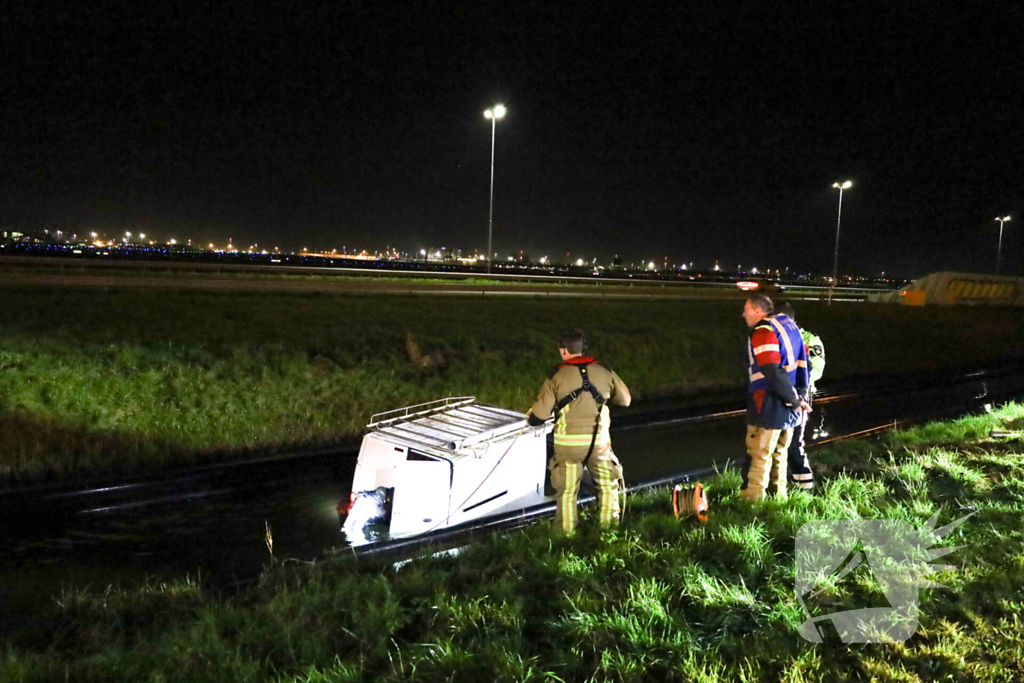 Brandweer bevrijdt te water geraakte bestuurder