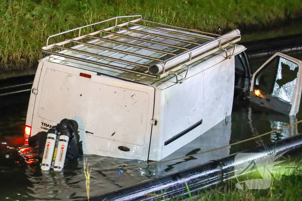 Brandweer bevrijdt te water geraakte bestuurder