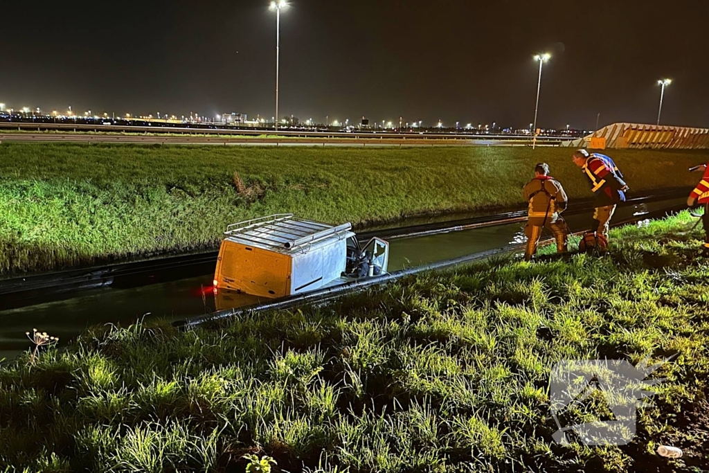 Brandweer bevrijdt te water geraakte bestuurder