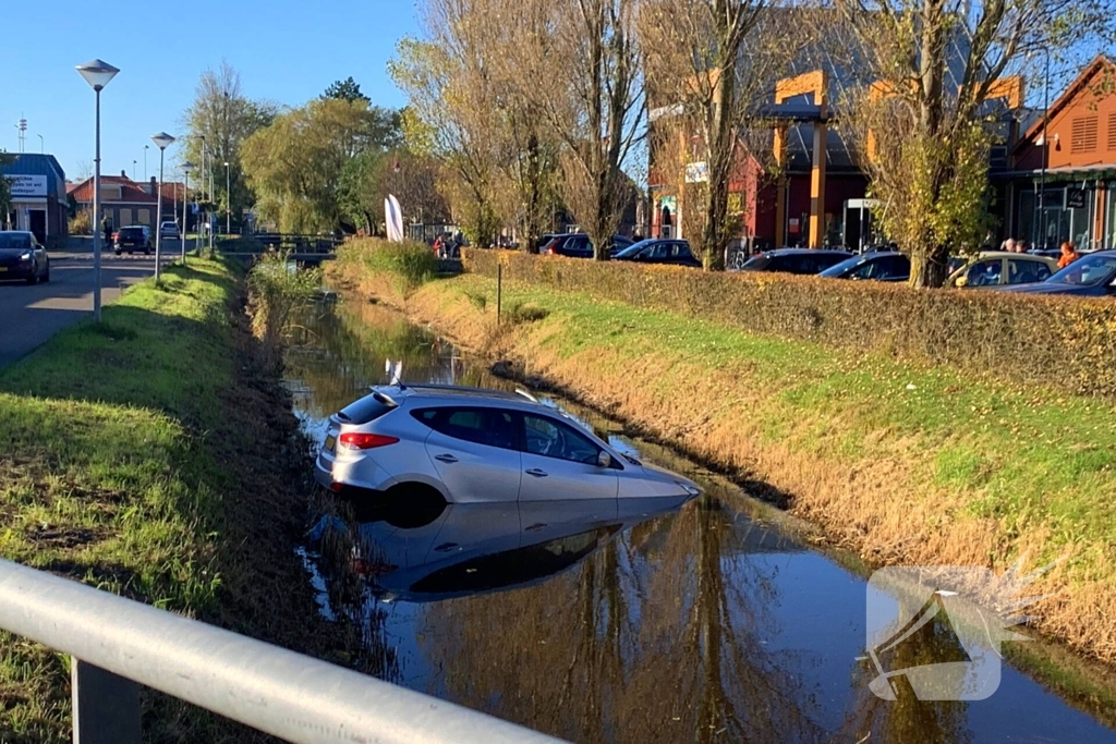 Personenauto belandt in sloot